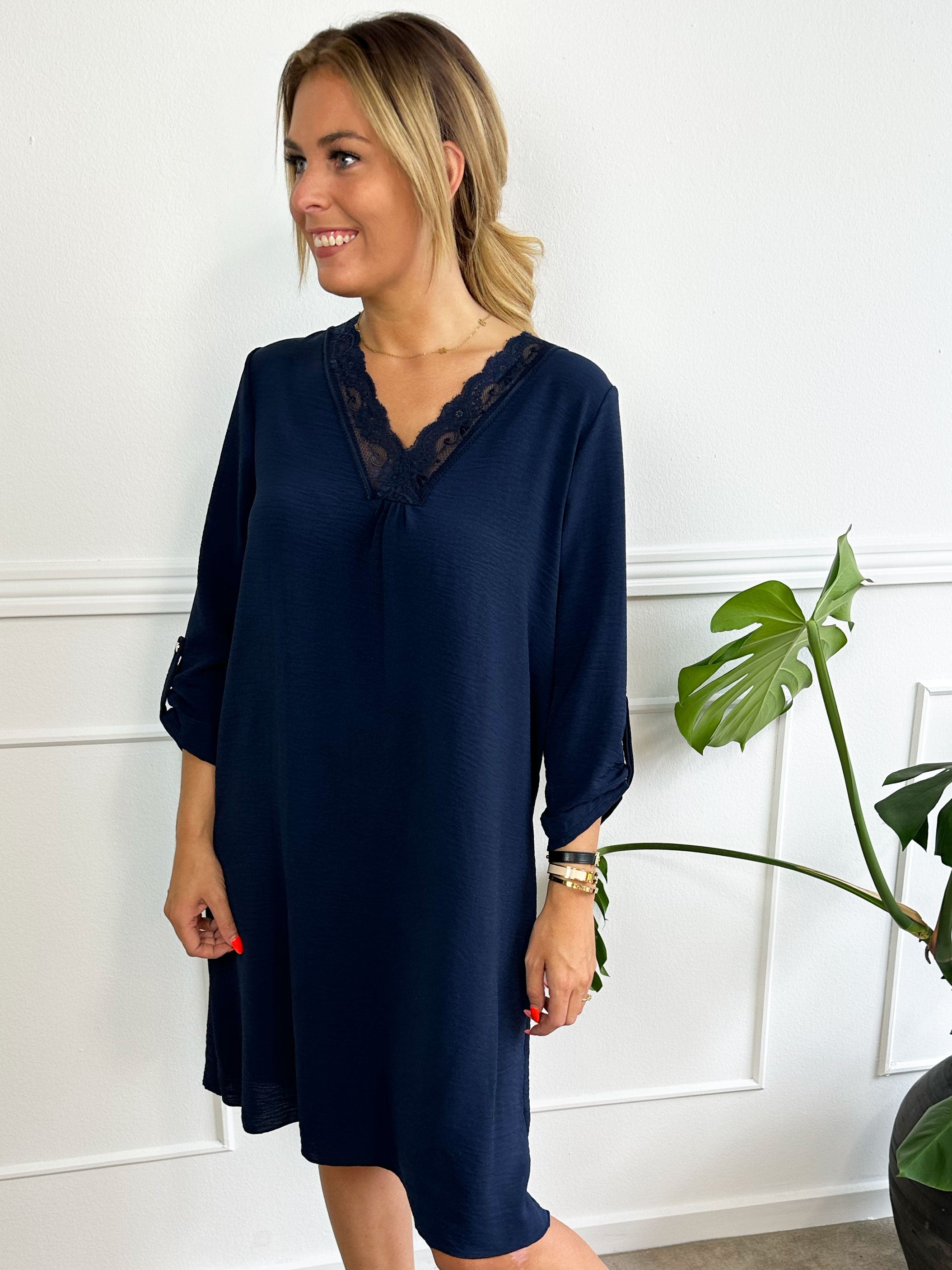 Elly Long - Simpel kjole med blondekant